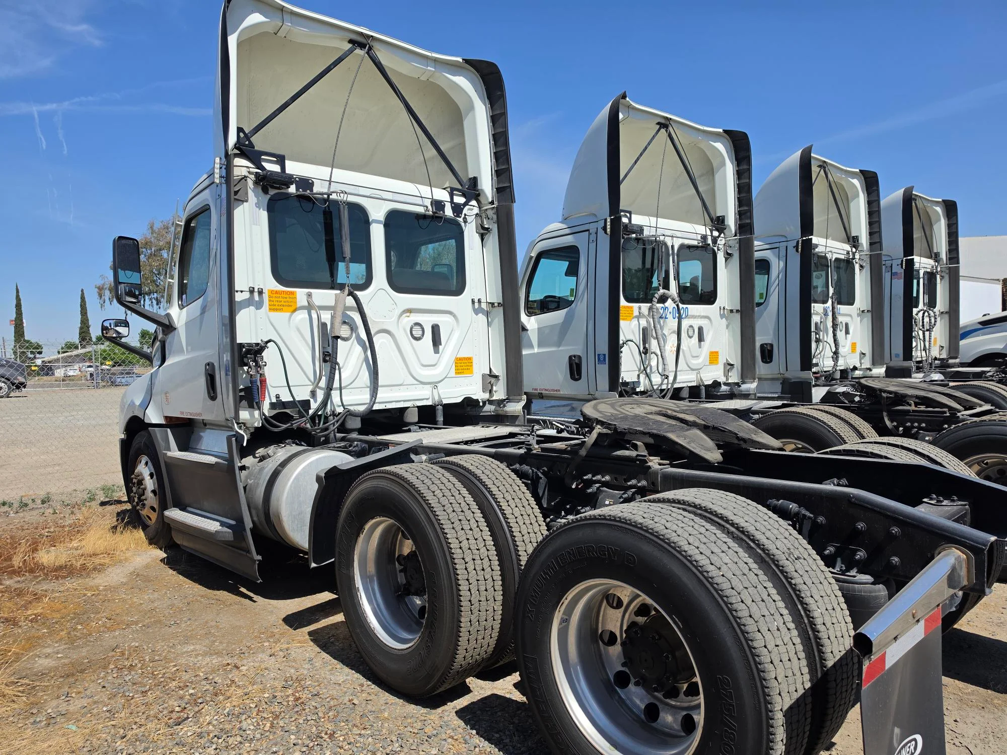2022 Freightliner Cascadia in Fresno, CA — photo 3