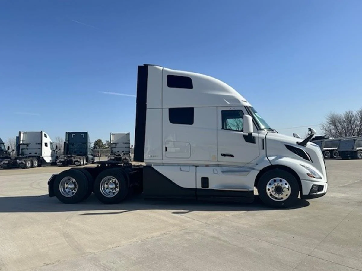 2026 Volvo VNL 660 in Waukee, IA — photo 6
