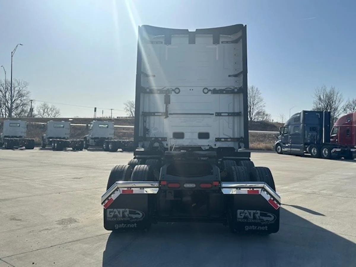 2026 Volvo VNL 660 in Waukee, IA — photo 4