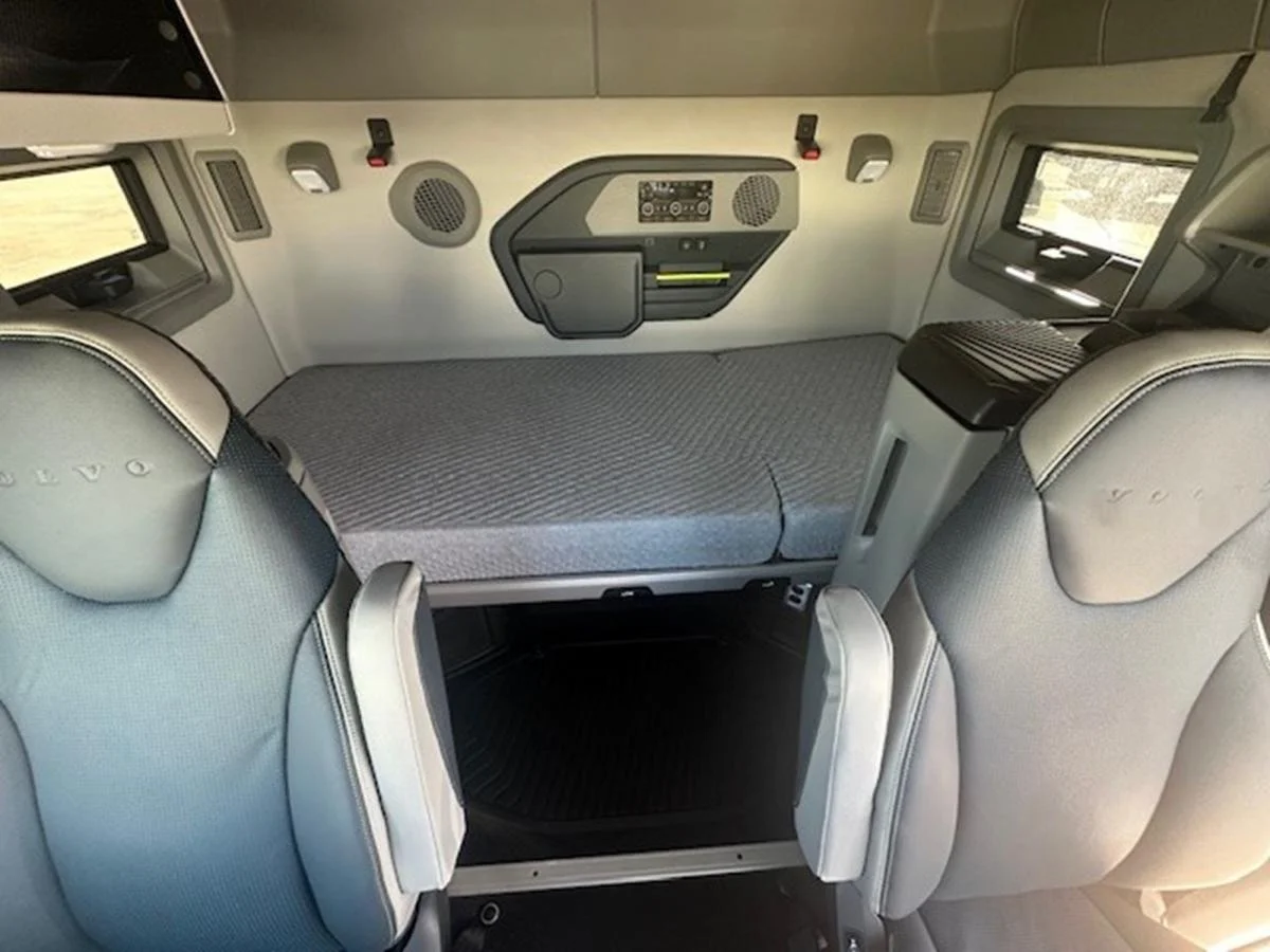 2026 Volvo VNL 660 in Waukee, IA — photo 12