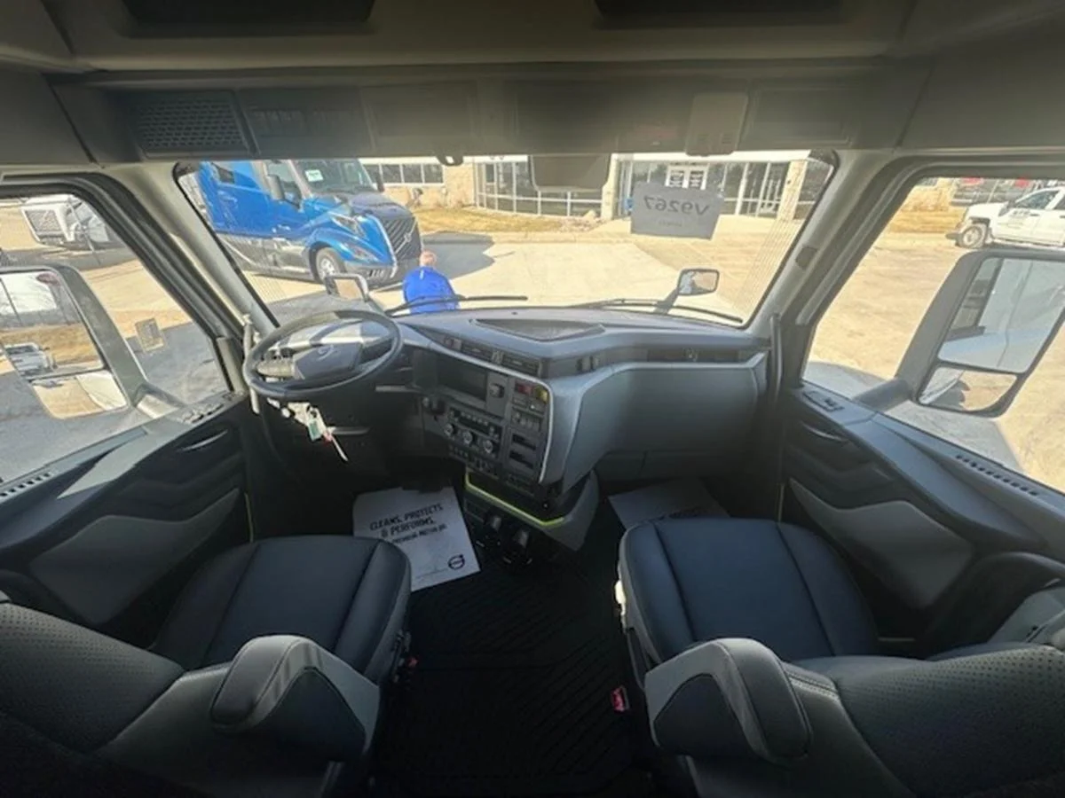 2026 Volvo VNL 660 in Waukee, IA — photo 11
