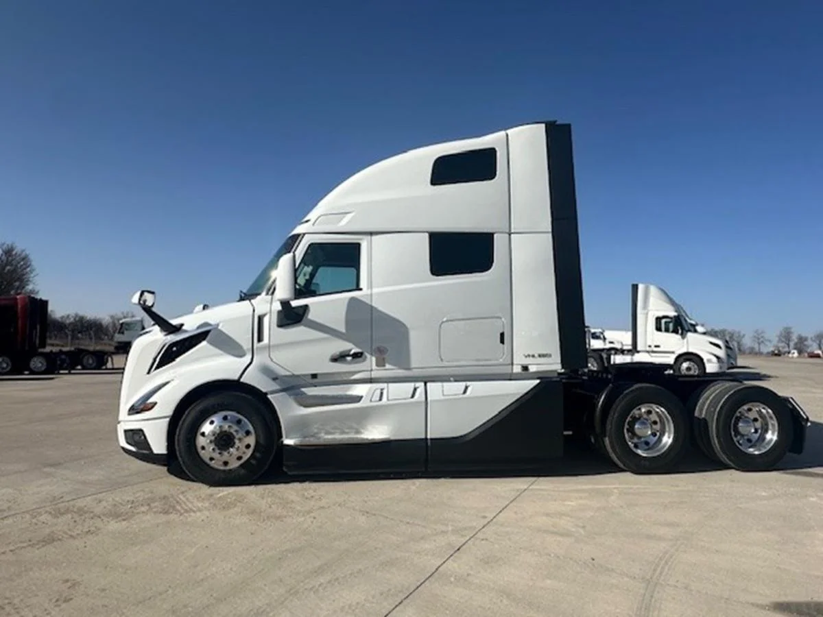 2026 Volvo VNL 660 in Waukee, IA — photo 2