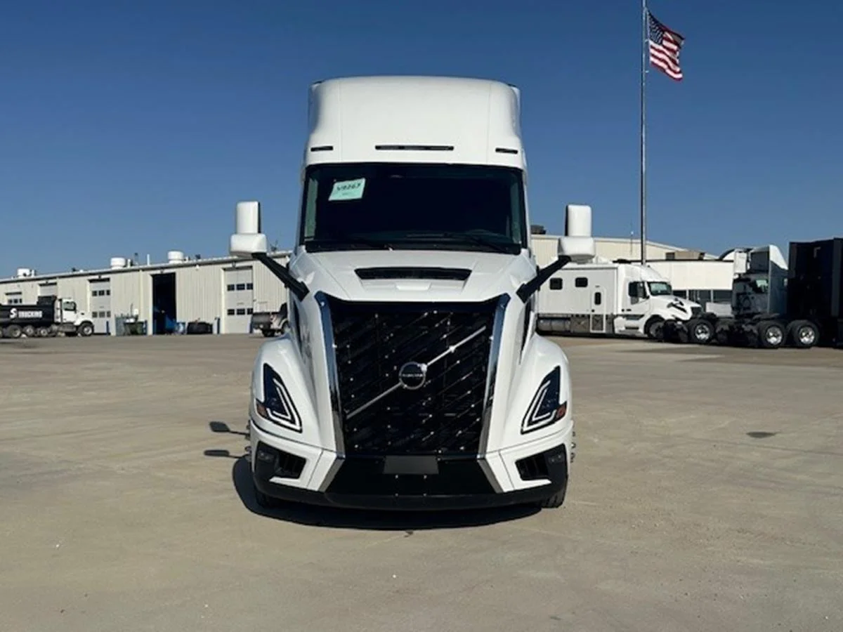 2026 Volvo VNL 660 in Waukee, IA — photo 8