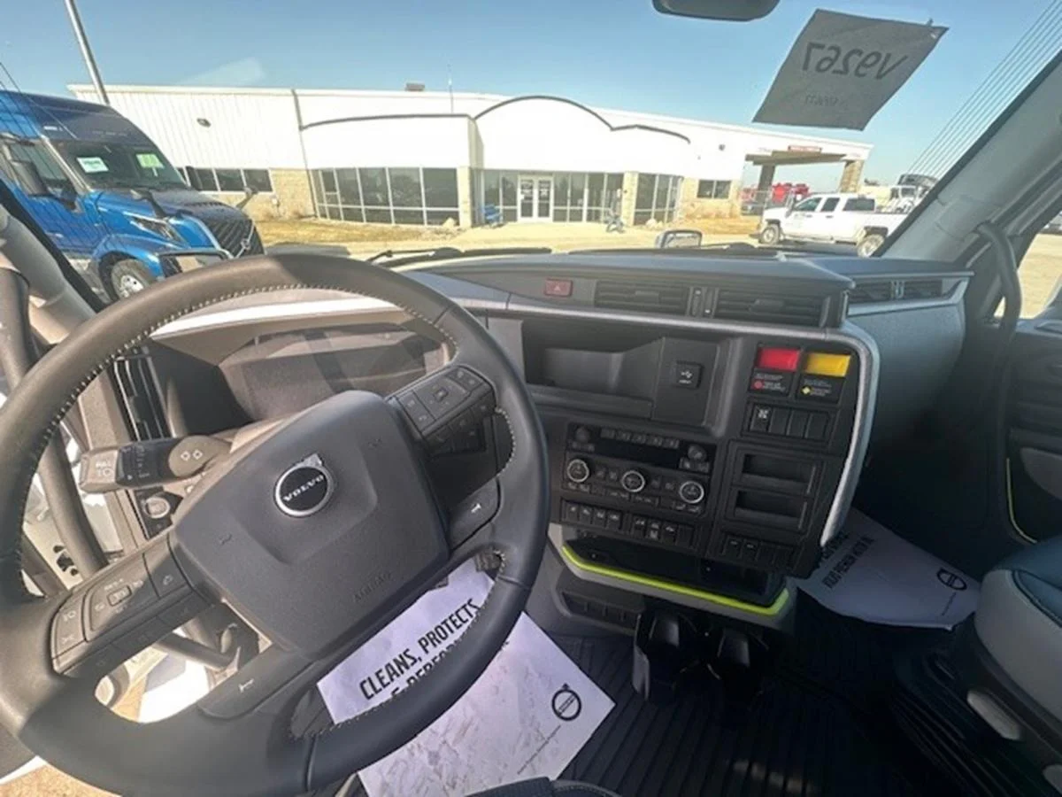 2026 Volvo VNL 660 in Waukee, IA — photo 10