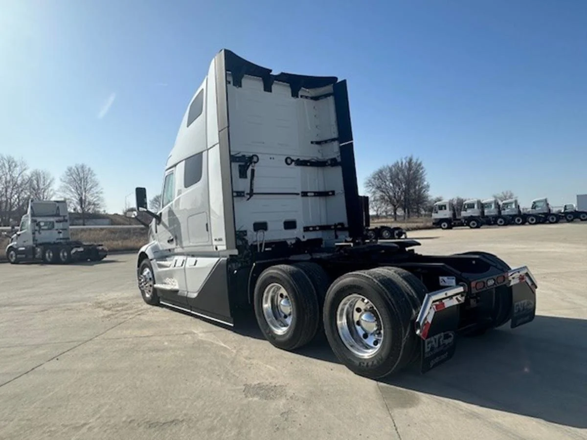 2026 Volvo VNL 660 in Waukee, IA — photo 3
