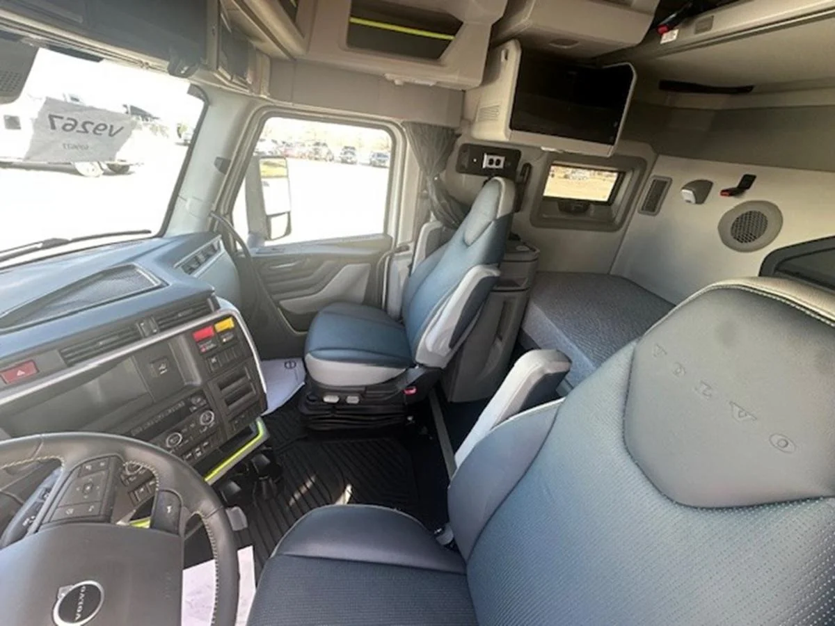 2026 Volvo VNL 660 in Waukee, IA — photo 9