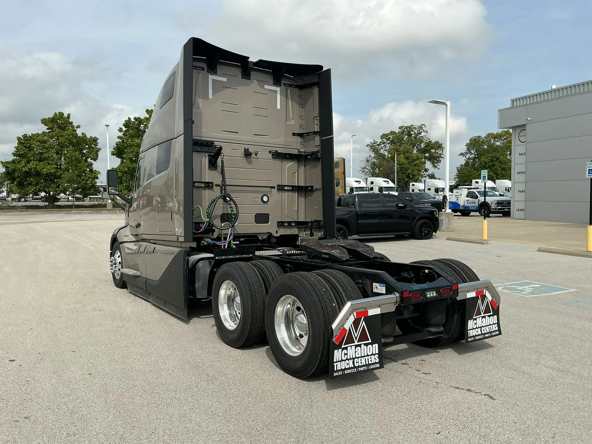 2026 Volvo VNL 860 in Indianapolis, IN — photo 7