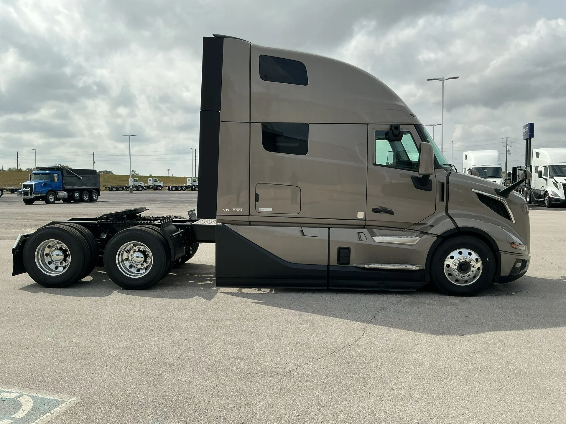 2026 Volvo VNL 860 in Indianapolis, IN — photo 4