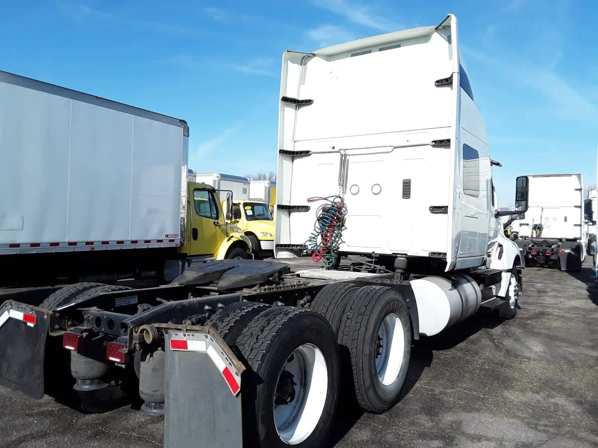 2020 International LT - image 4