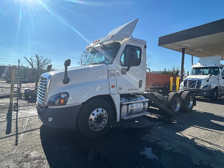 2018 Freightliner Cascadia in Capitol Heights, MD — photo 3