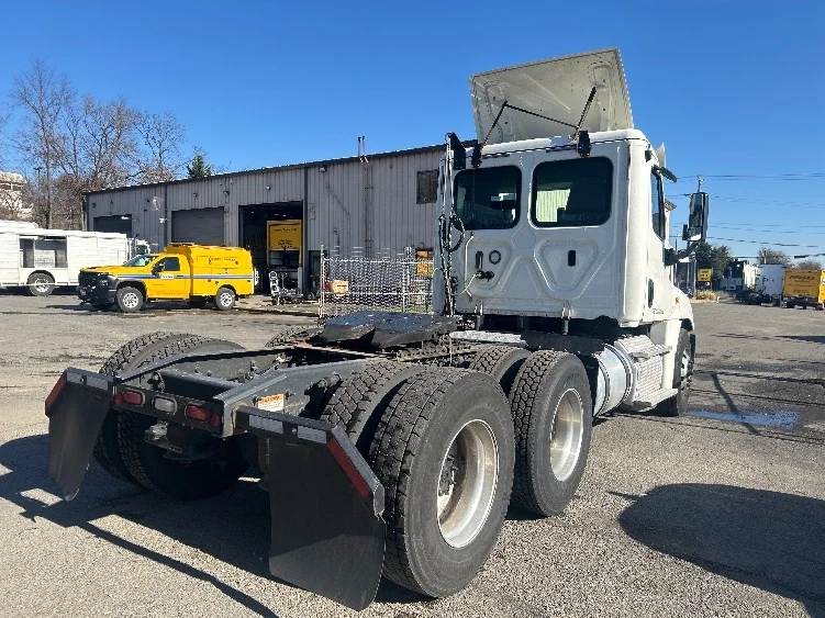 2018 Freightliner Cascadia in Capitol Heights, MD — photo 7