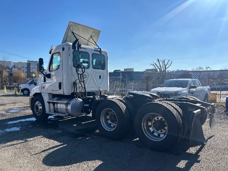 2018 Freightliner Cascadia in Capitol Heights, MD — photo 5