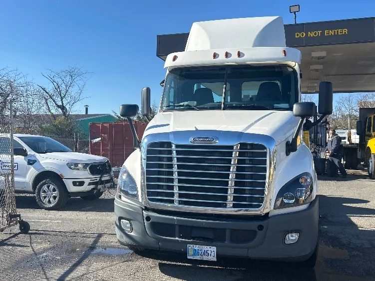 2018 Freightliner Cascadia in Capitol Heights, MD — photo 2