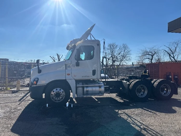 2018 Freightliner Cascadia in Capitol Heights, MD — photo 4