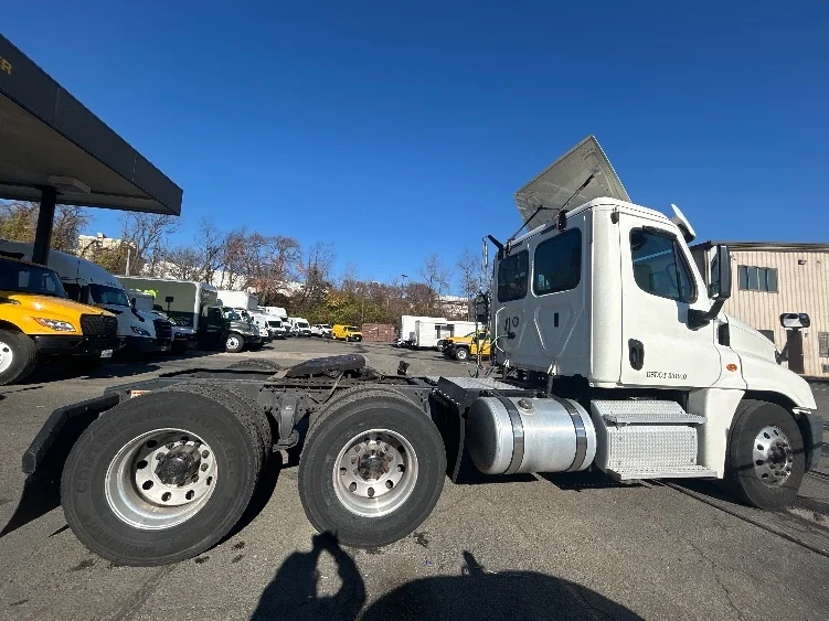 2018 Freightliner Cascadia in Capitol Heights, MD — photo 8
