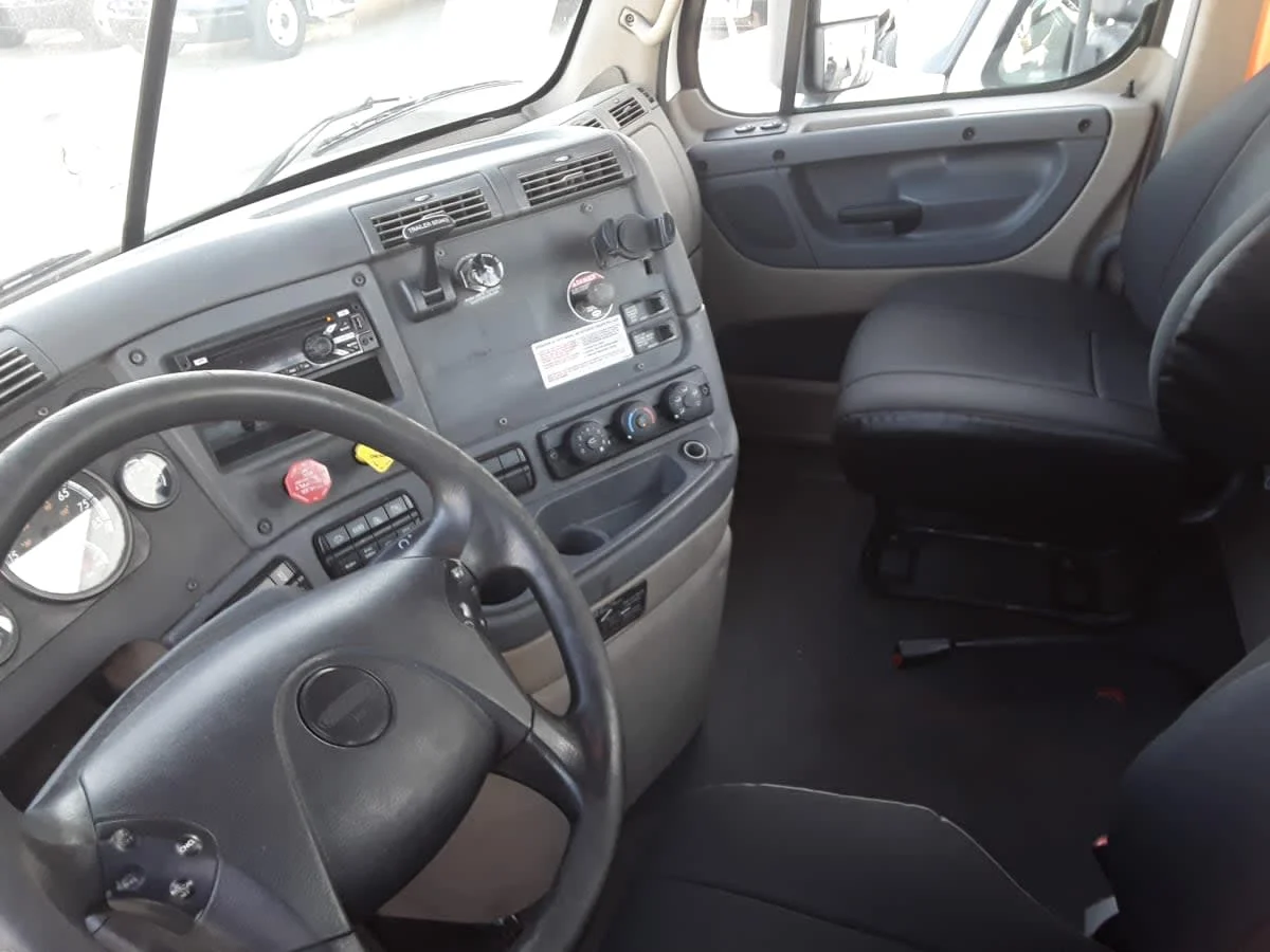 2018 Freightliner Cascadia - image 7