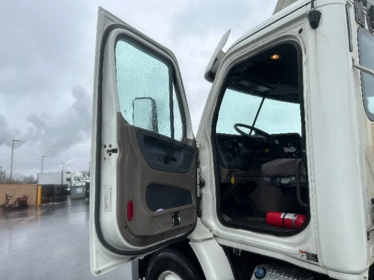 2019 Freightliner Cascadia - image 9