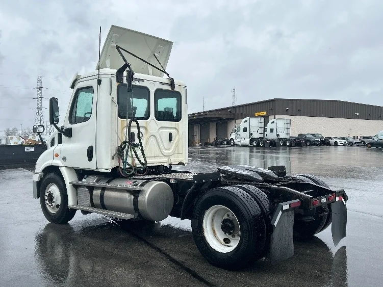 2019 Freightliner Cascadia - image 5