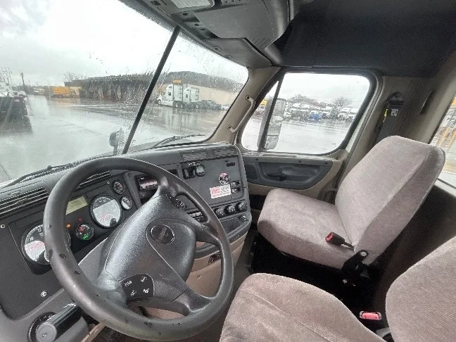 2019 Freightliner Cascadia - image 10