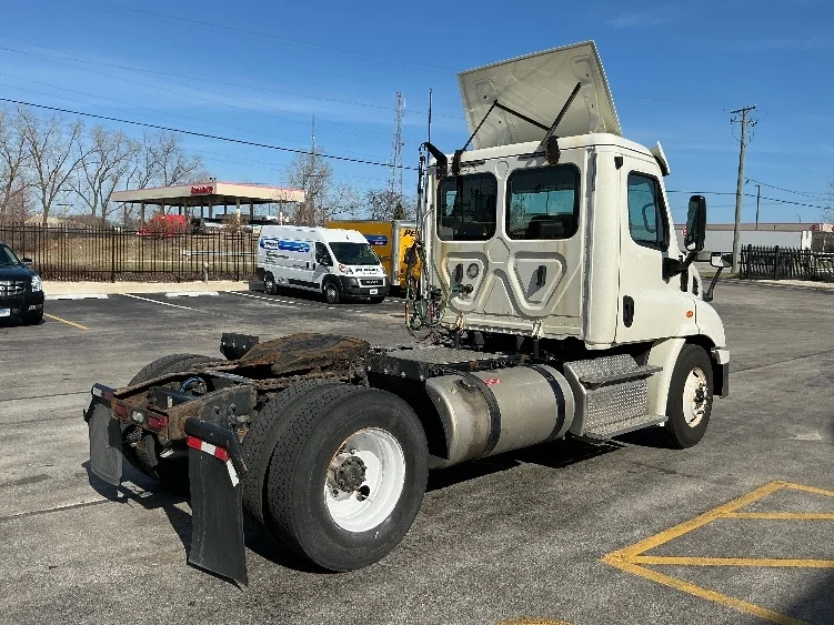 2019 Freightliner Cascadia - image 7