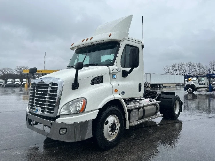2019 Freightliner Cascadia - image 3