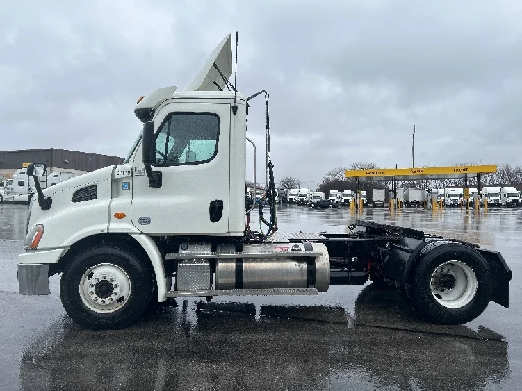 2019 Freightliner Cascadia - image 4