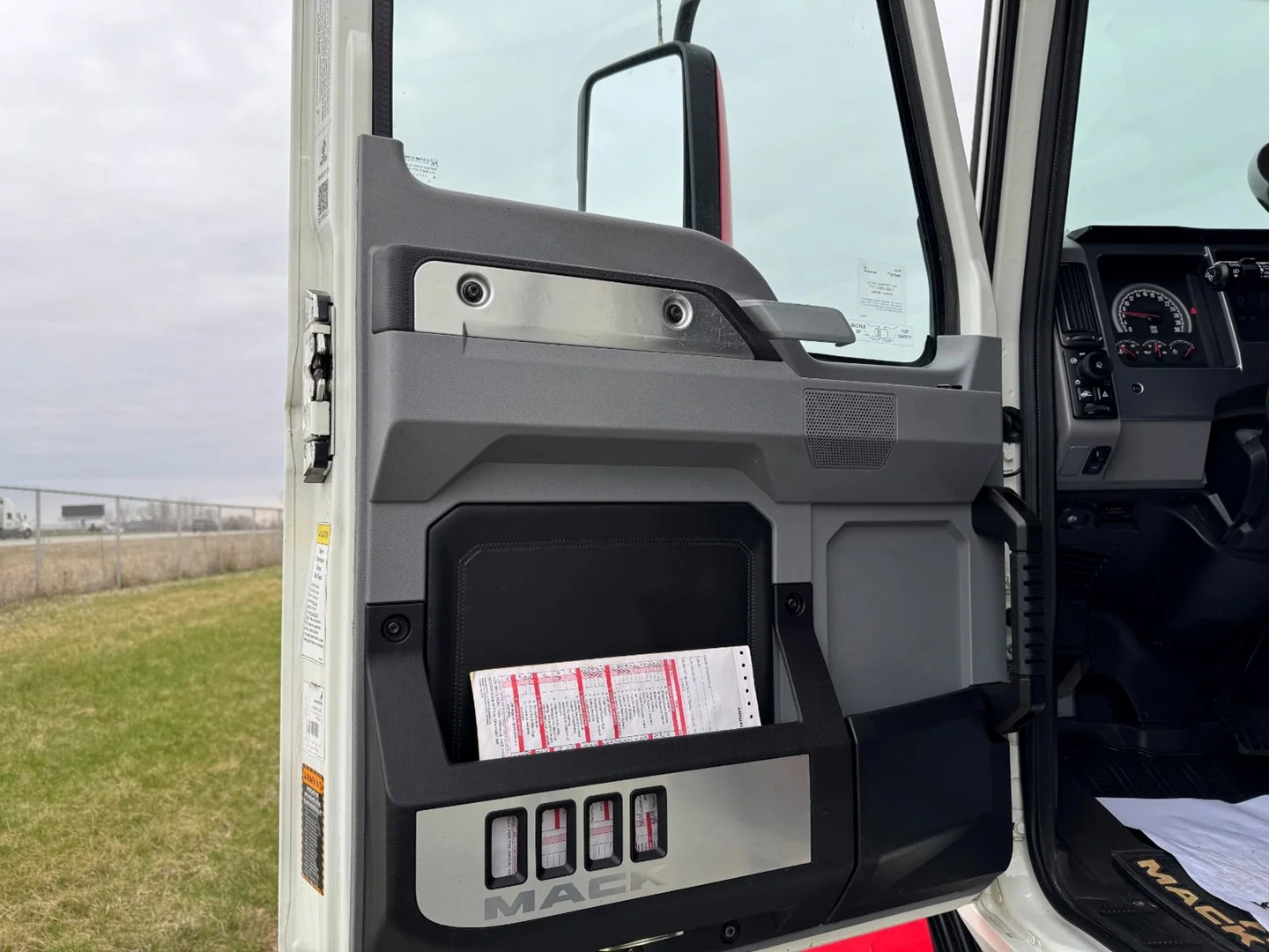 2021 Mack Anthem Sleeper - image 11