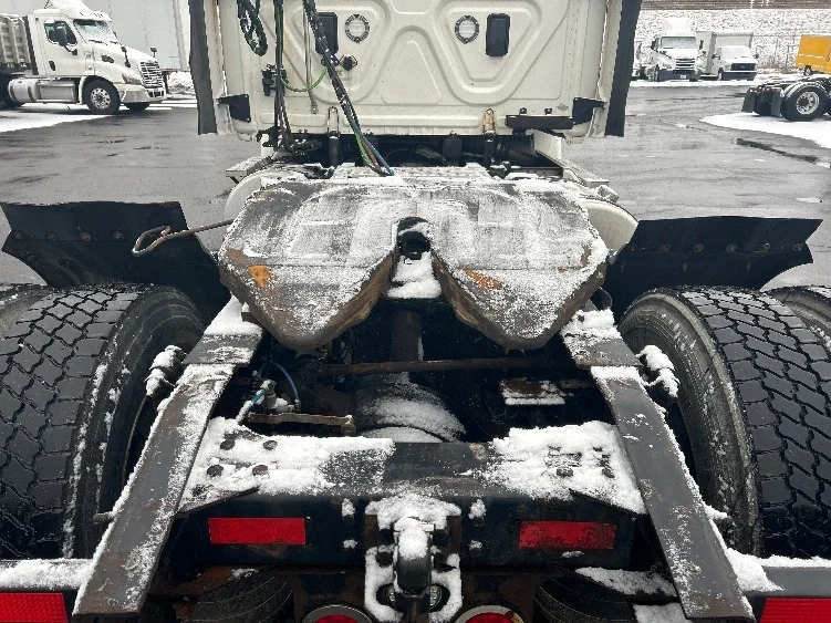 2017 Freightliner Cascadia - image 6