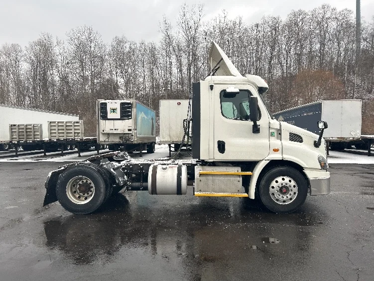 2017 Freightliner Cascadia - image 8