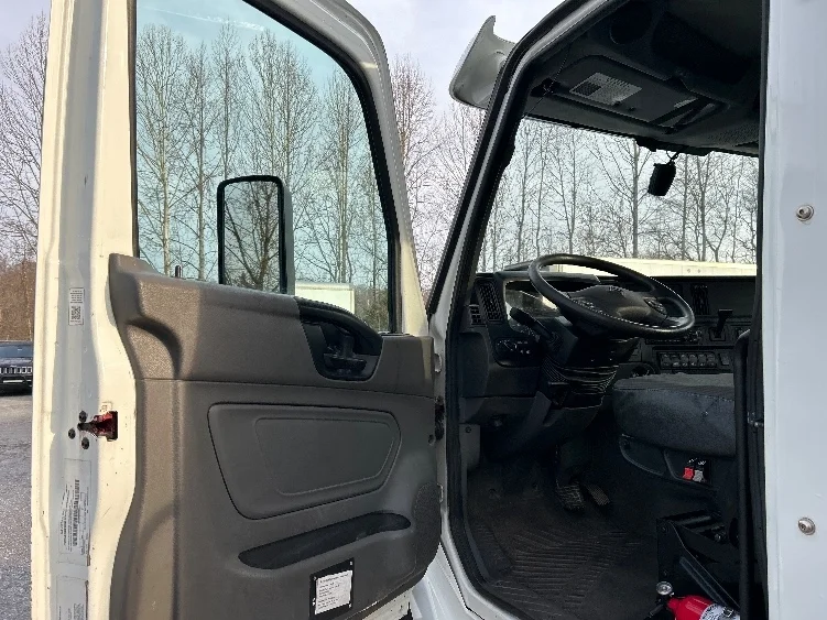 2021 International LT - image 9