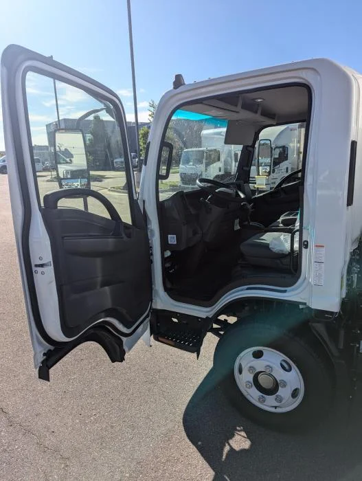 2025 Isuzu NPR - image 9