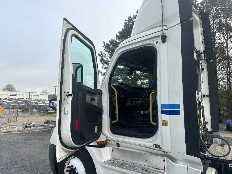 2020 Freightliner Cascadia - image 9