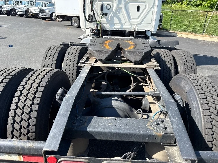 2019 Freightliner Cascadia in Jessup, MD — photo 6