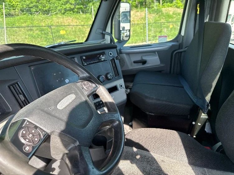 2019 Freightliner Cascadia in Jessup, MD — photo 10