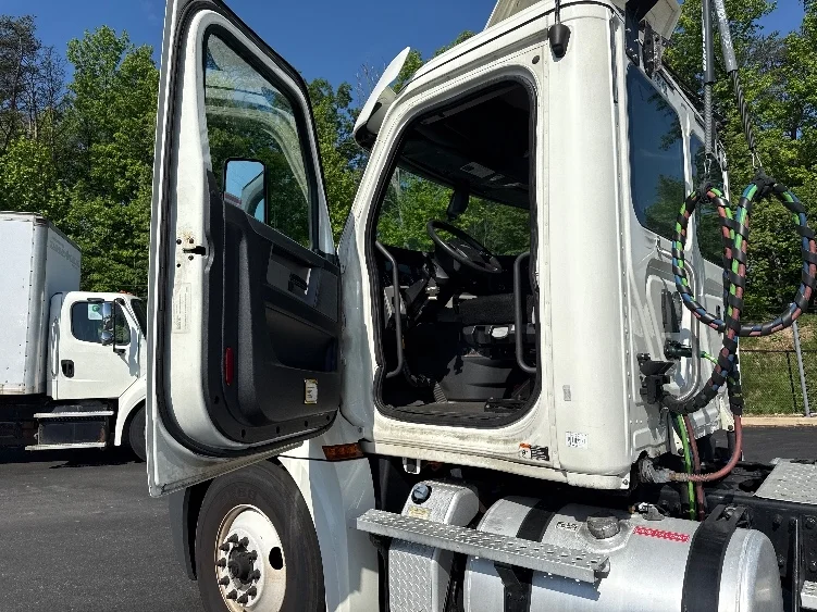 2019 Freightliner Cascadia in Jessup, MD — photo 9