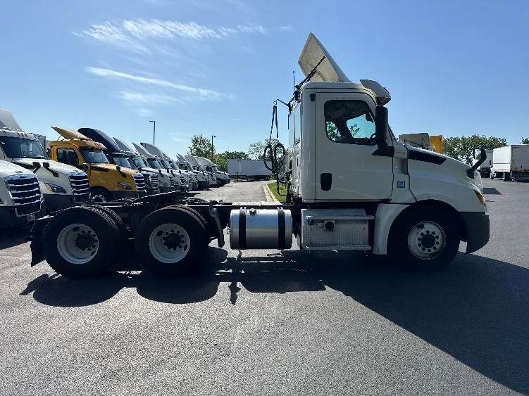 2019 Freightliner Cascadia in Jessup, MD — photo 8