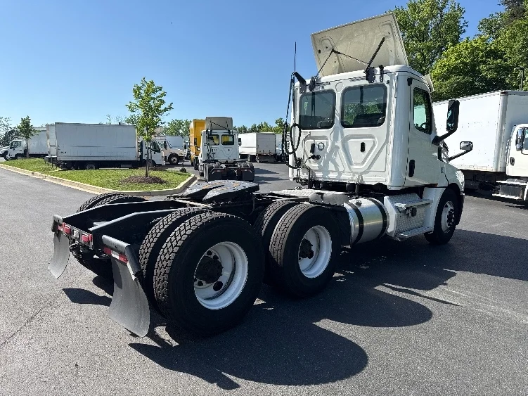 2019 Freightliner Cascadia in Jessup, MD — photo 7