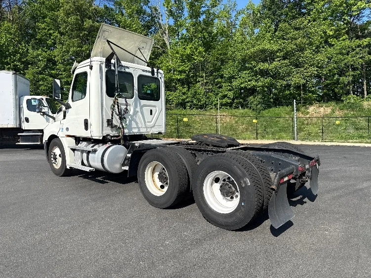 2019 Freightliner Cascadia in Jessup, MD — photo 5