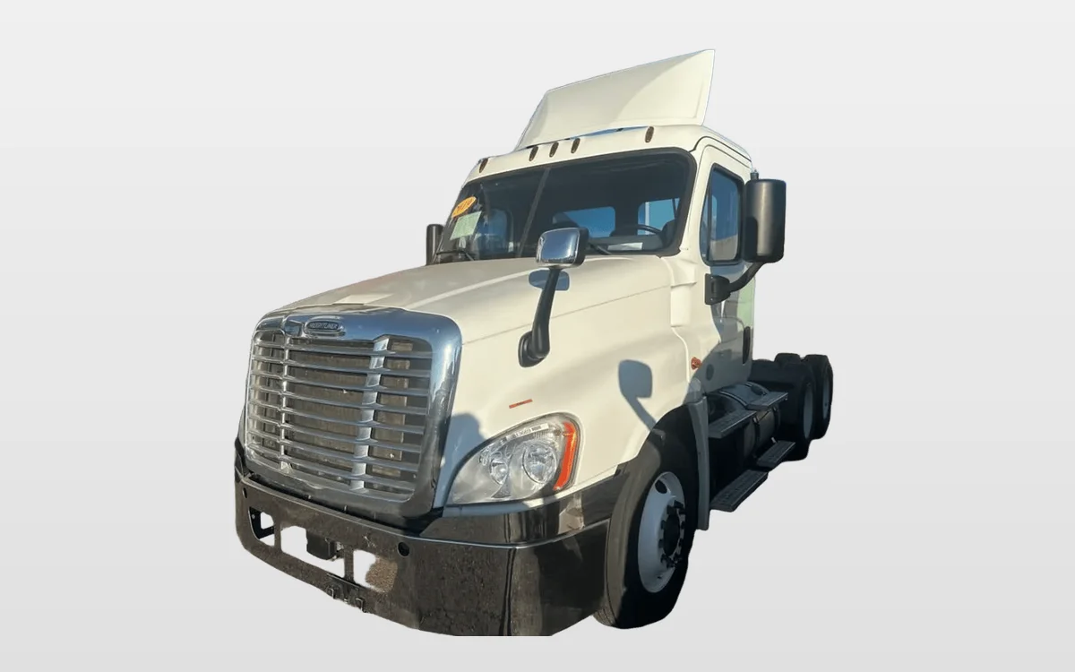 2019 Freightliner Cascadia - image 1