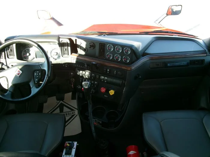 2025 International LT — photo 16