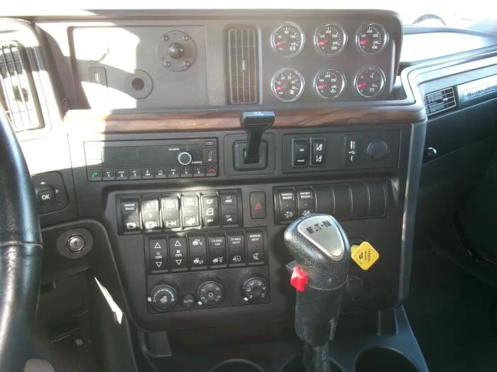 2025 International LT — photo 10