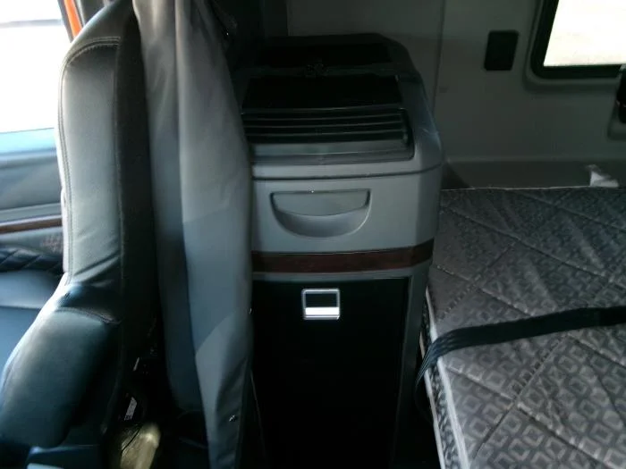 2025 International LT — photo 14