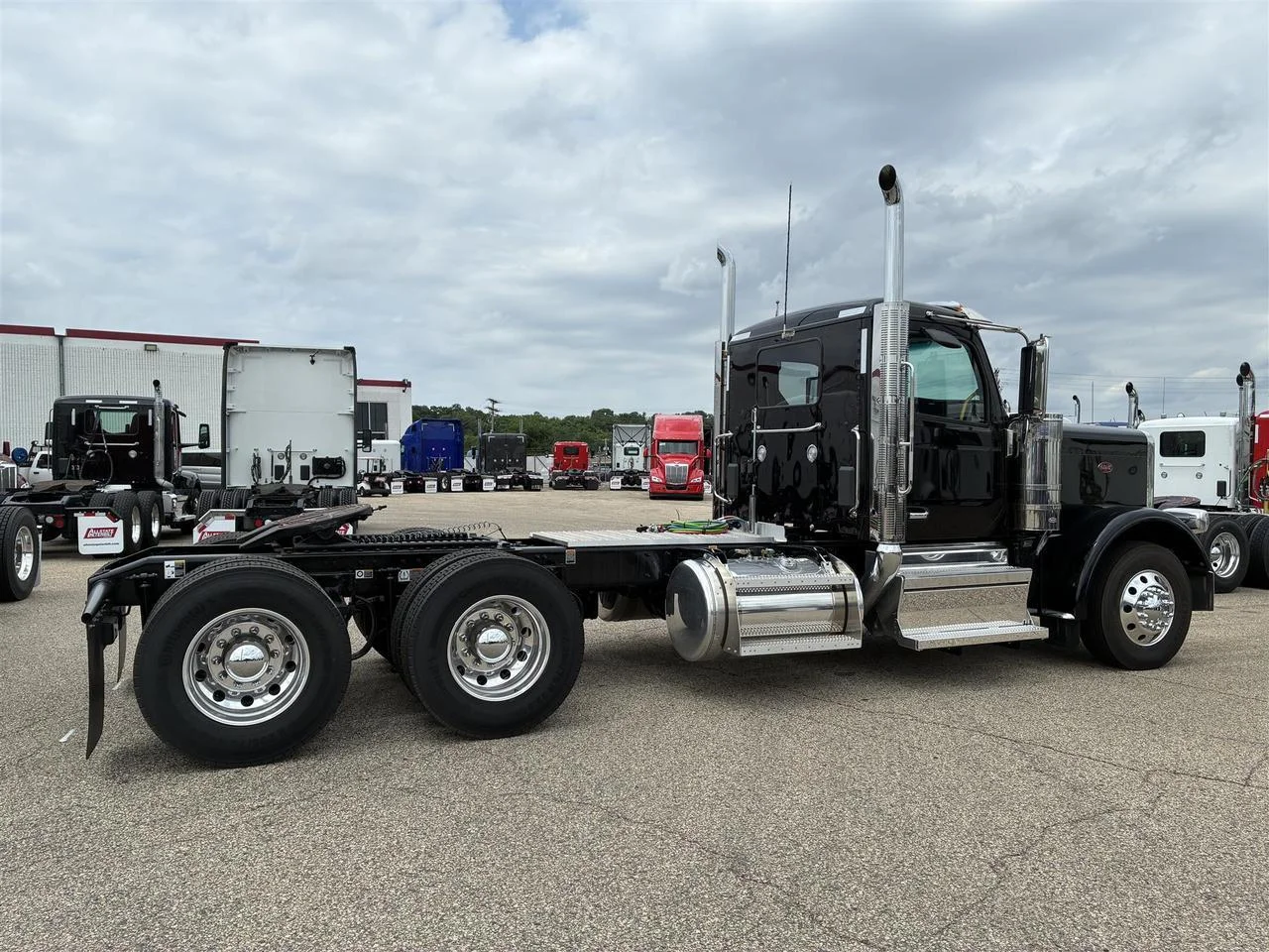 2027 Peterbilt 589 in South St. Paul, MN — photo 5