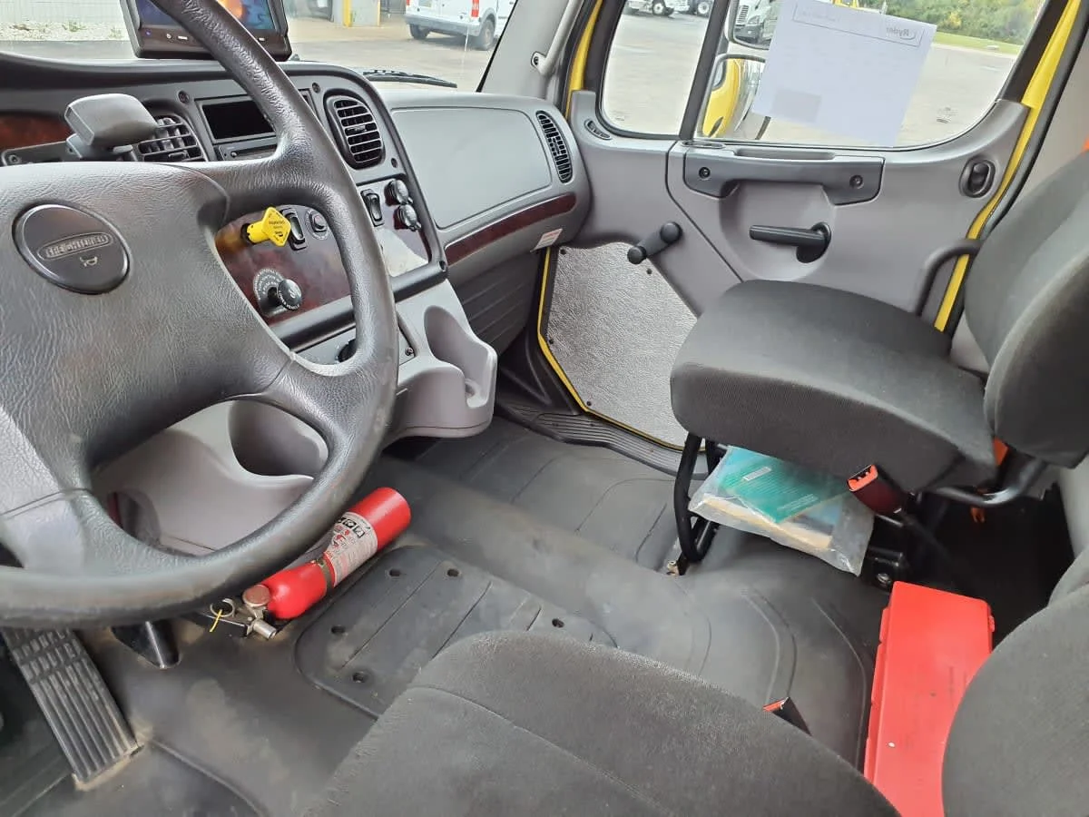 2016 Freightliner M2 106 - image 7