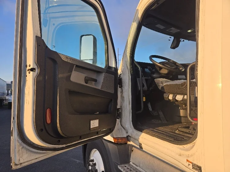 2020 Freightliner Cascadia in Spokane Valley, WA — photo 9