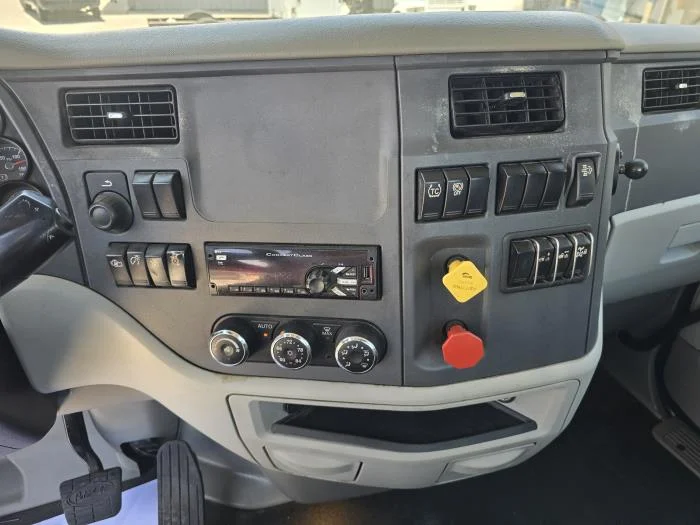 2021 Peterbilt 579 - image 13