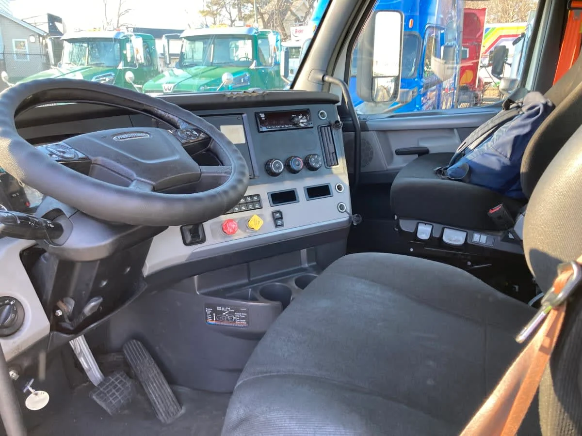 2020 Freightliner Cascadia in Springfield, MA — photo 10