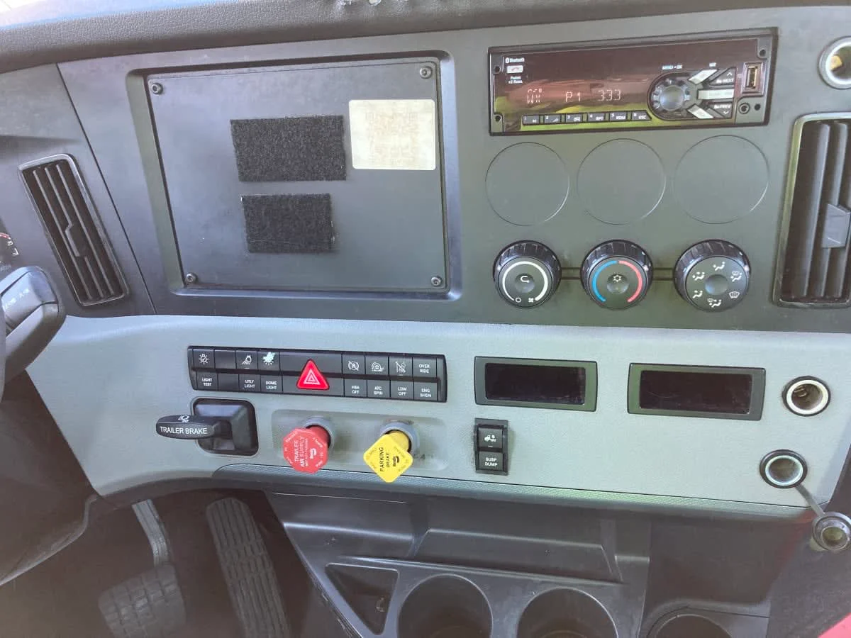 2020 Freightliner Cascadia in Springfield, MA — photo 12