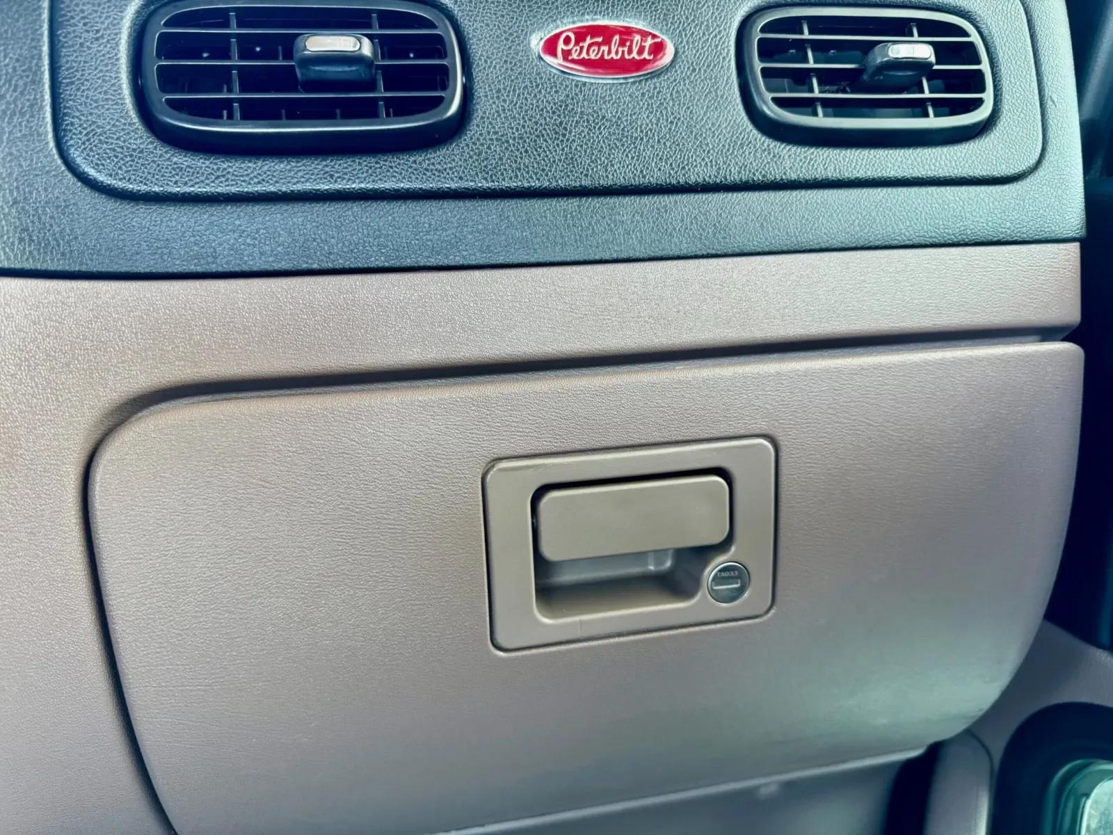 2018 Peterbilt 389 - image 18