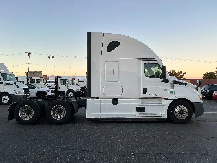 2022 Freightliner Cascadia in Torrance, CA — photo 8